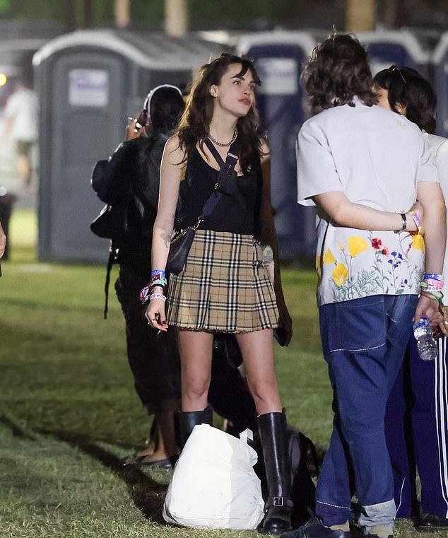 Кара Делевинь была неузнаваема, продемонстрировав на Коачелле длинные волнистые каштановые локоны и челку-шторку