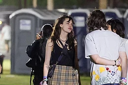 Кара Делевинь была неузнаваема, продемонстрировав на Коачелле длинные волнистые каштановые локоны и челку-шторку