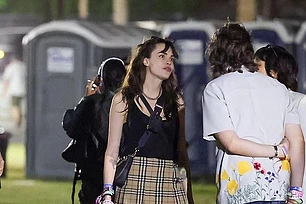 Кара Делевинь была неузнаваема, продемонстрировав на Коачелле длинные волнистые каштановые локоны и челку-шторку