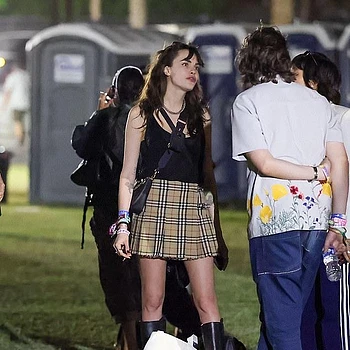 Кара Делевинь была неузнаваема, продемонстрировав на Коачелле длинные волнистые каштановые локоны и челку-шторку