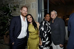 Принц Гарри и Меган Маркл позировали рядом со звездами первой величины на мероприятии Netflix