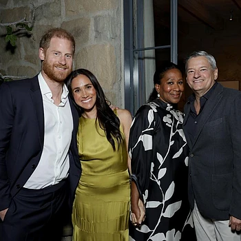 Принц Гарри и Меган Маркл позировали рядом со звездами первой величины на мероприятии Netflix в пятницу вечером