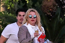 Младший сын Бритни Спирс, Джейден Джеймс Федерлайн, впервые появился на публике после того, как его мать поступила в реабилитационный центр