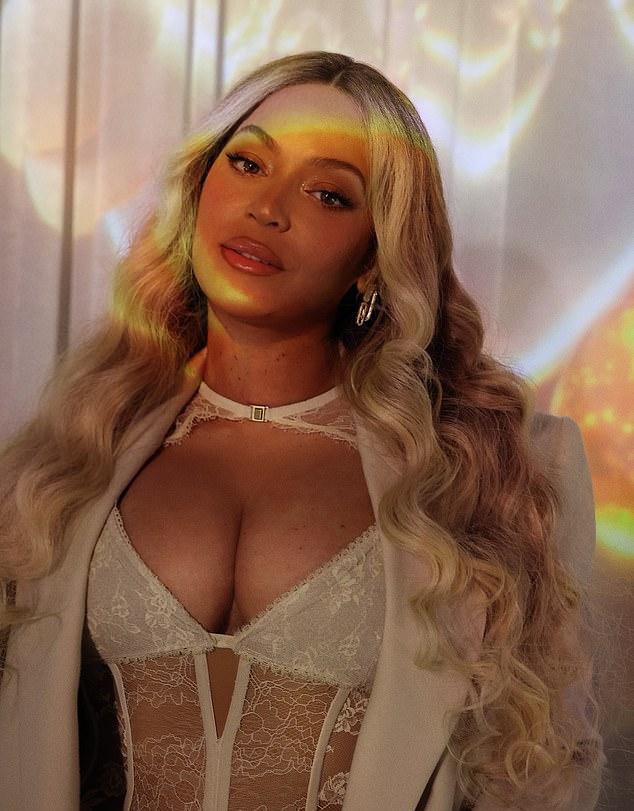 Бейонсе покорила сердца в кружевном белье и чулках, продвигая свою линию средств по уходу за волосами в серии снимков, опубликованных в Instagram в понедельник