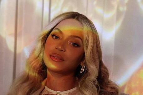 Бейонсе покорила сердца в кружевном белье и чулках, продвигая свою линию средств по уходу за волосами в серии снимков, опубликованных в Instagram в понедельник