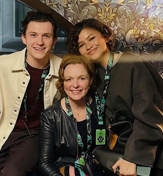 Маме Тома Холланда, Никки, понравился пост, хвалящий Зендаю за то, что она «не притворяется влюбленной в партнера по фильму для его продвижения»