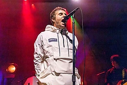 Лиам Галлахер рассказал, что его мама велела ему «вести себя прилично» после того, как он ранее высмеивал Зал славы рок-н-ролла