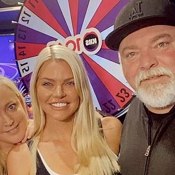 Софи Монк считается главным претендентом на место, освободившееся после ухода шоу Kyle & Jackie O, пока Кайл Сэндилендс и Джеки ‘О’ Хендерсон продолжают свою судебную тяжбу с ARN