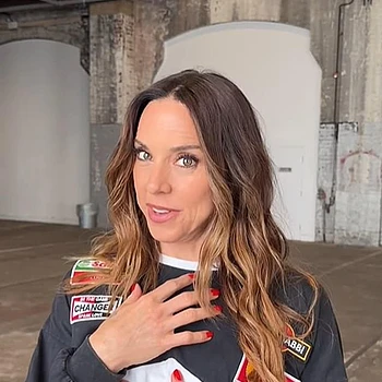 Мел Си продемонстрировала свою спортивную форму, позируя в красном леотарде на закулисных снимках для Instagram к ее новому альбому «Sweat»