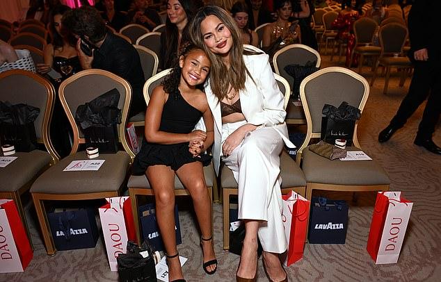 Крисси Тейген провела семейный день с дочерью Луной, общаясь со звёздами на церемонии вручения модных наград The Daily Front Row в Беверли-Хиллз во вторник