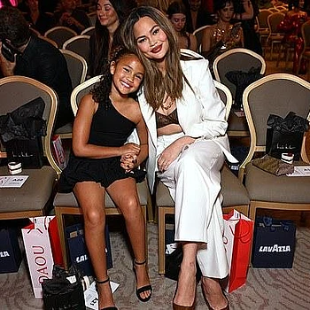 Крисси Тейген провела семейный день с дочерью Луной, общаясь со звёздами на церемонии вручения модных наград The Daily Front Row в Беверли-Хиллз во вторник