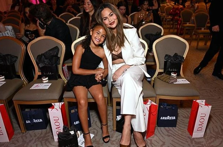 Крисси Тейген провела семейный день с дочерью Луной, общаясь со звёздами на церемонии вручения модных наград The Daily Front Row в Беверли-Хиллз во вторник