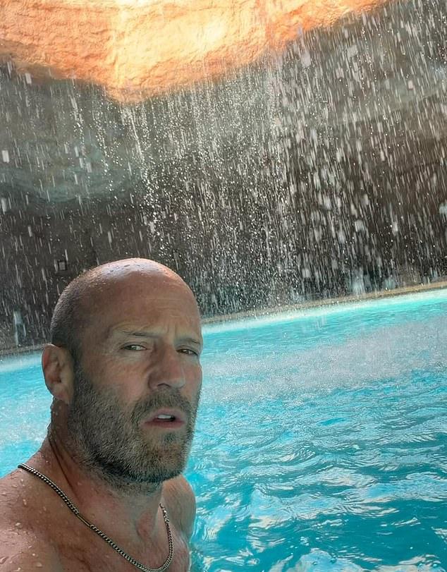 Джейсон Стэйтем поделился новыми фотографиями редко появляющихся на публике детей от Рози Хантингтон-Уайтли, сделанными во время семейного отдыха