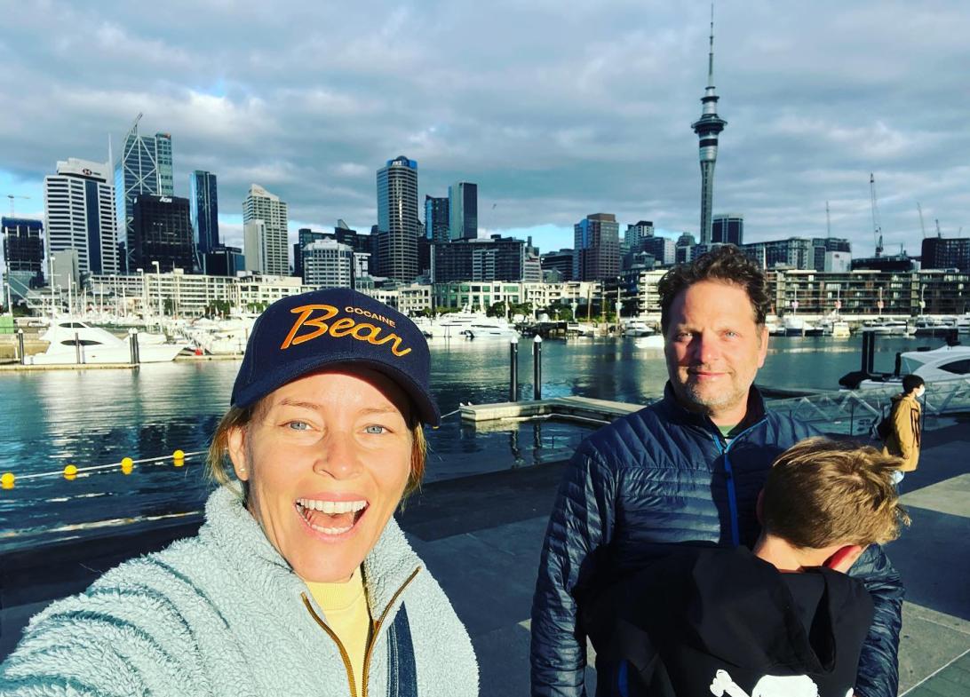 Элизабет Бэнкс рассказала о почти десяти циклах ЭКО до рождения сыновей Феликса (15 лет) и Магнуса (13 лет) с мужем Максом Хандельманом через суррогатное материнство