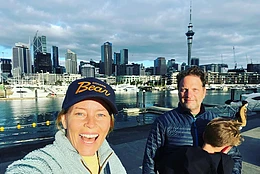 Элизабет Бэнкс рассказала о почти десяти циклах ЭКО до рождения сыновей Феликса (15 лет) и Магнуса (13 лет) с мужем Максом Хандельманом через суррогатное материнство