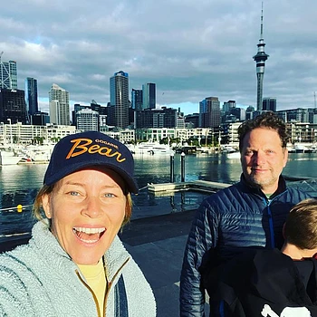 Элизабет Бэнкс рассказала о почти десяти циклах ЭКО до рождения сыновей Феликса (15 лет) и Магнуса (13 лет) с мужем Максом Хандельманом через суррогатное материнство