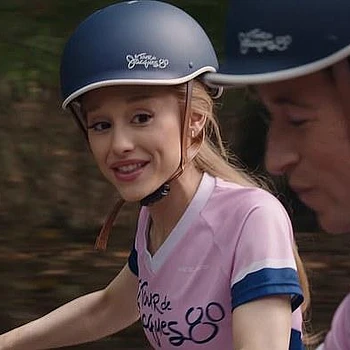 Фанаты Арианы Гранде обнаружили серьезный промах в недавно вышедшем первом полноценном трейлере сиквела «Знакомства с родителями» под названием «Факер-Свекор»