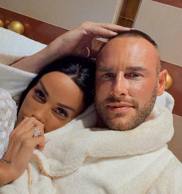 Муж Кэти Прайс, Ли Эндрюс, прокомментировал слухи о разладе в их браке в своих недавних публикациях в социальных сетях