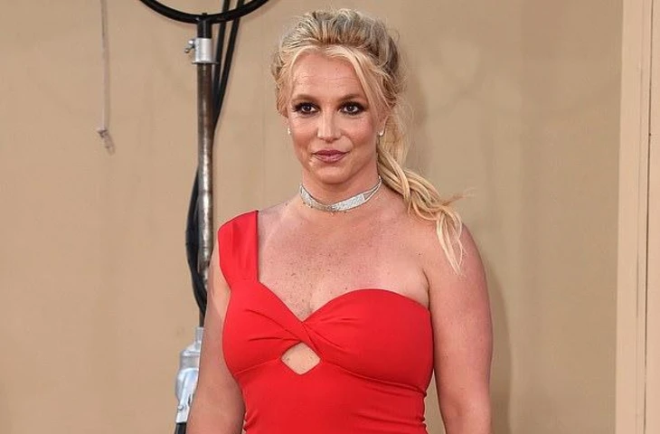 Блейк Лайвли эмоционально поздравила своего личного тренера, который, по ее словам, был рядом с ней «на каждом этапе жизни», опубликовав пост в честь его дня рождения