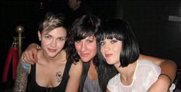 Статья, написанная Руби Роуз десять лет назад, прояснила заявления актрисы о том, что Кэти Перри совершила в отношении нее сексуальное насилие в ночном клубе Мельбурна, Австралия, 15 августа 2010 года