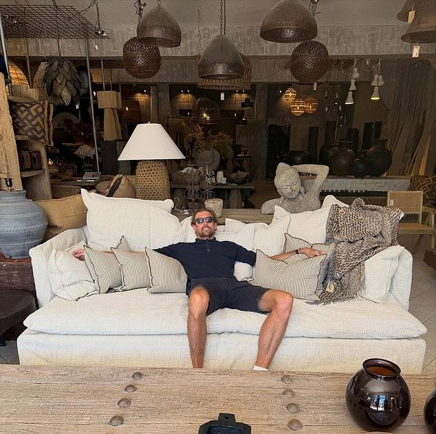 Эбби Клэнси предстала в знойном образе в откровенном металлическом бикини, наслаждаясь солнечным отпуском со своим мужем Питером Краучем