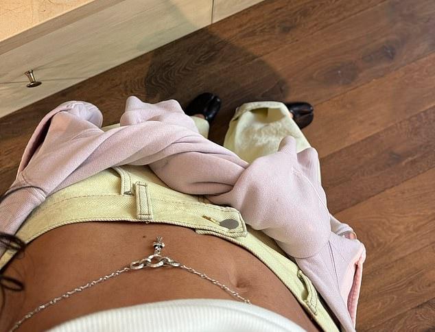 Кайли Дженнер продемонстрировала подтянутый пресс в коротком топе, открывая вторые выходные Coachella в компании звездных друзей в пятницу