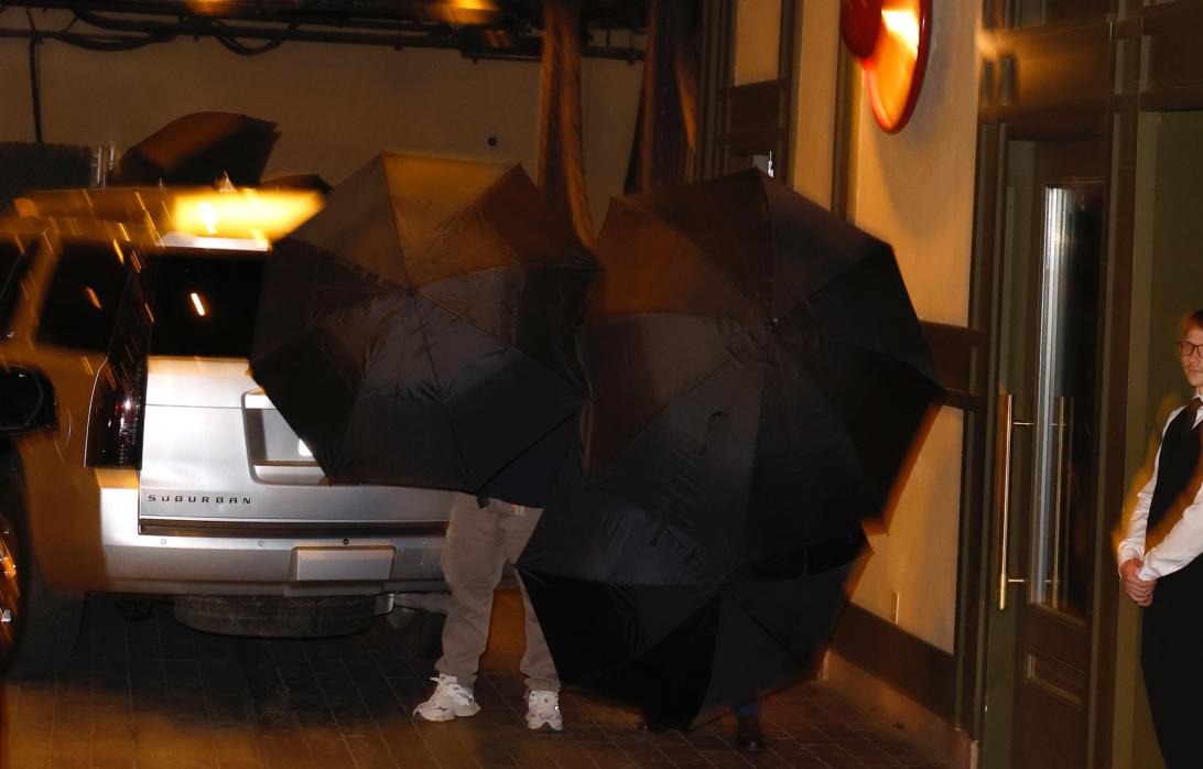 Тейлор Свифт и Трэвис Келси попытались незаметно войти в эксклюзивный нью-йоркский ресторан Casa Cipriani