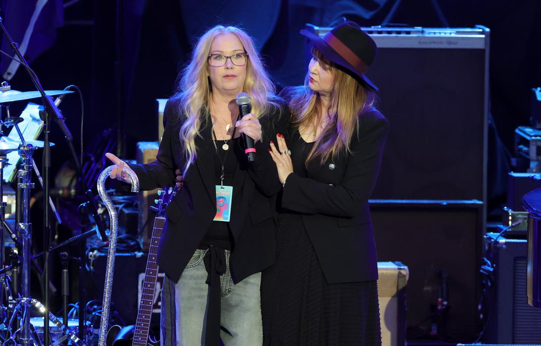 Друзья Кристины Эпплгейт опасаются худшего после госпитализации на фоне диагноза рассеянного склероза