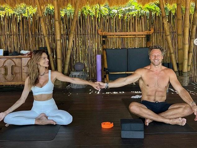 Бойфренд Алессандры Амбросио Бак Палмер рассказал, женился ли он на супермодели Victoria’s Secret после того, как обоих заметили с обручальными кольцами в недавнем посте в соцсетях