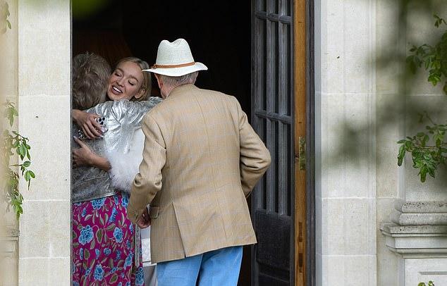 Джек Уайтхолл рассказал о своих близких отношениях с родителями, несмотря на детство, проведенное с нянями и в школе-интернате