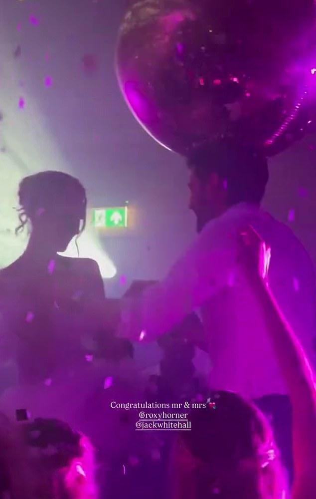 37-летний комик и 34-летняя модель, стоя на плечах гостей, зажгли под хит Шанайи Твейн "Man! I Feel Like a Woman!".