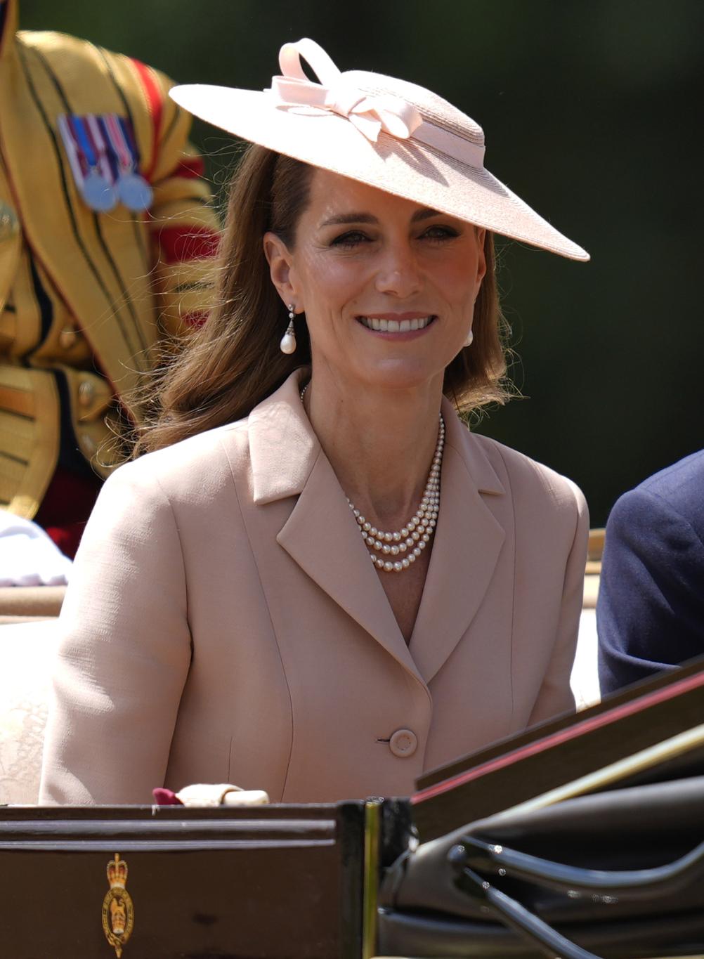 Принцесса Уэльская Кэтрин в карете к Виндзорскому замку, в персиковом костюме и жемчужном ожерелье.