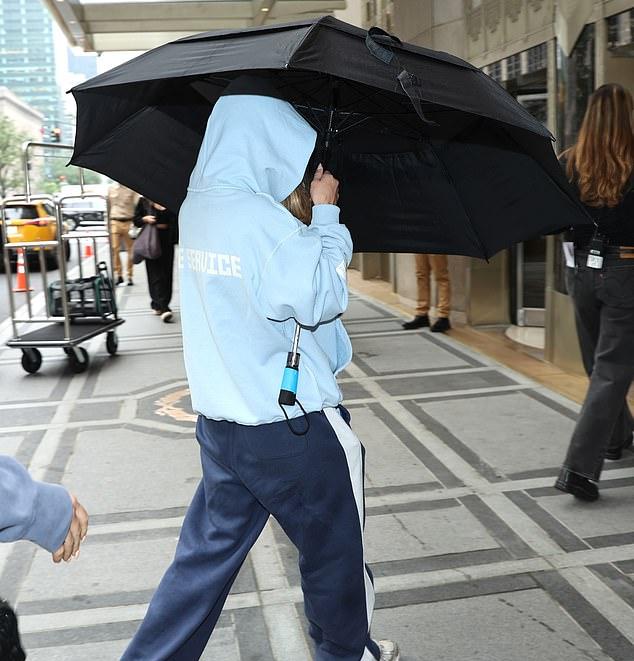 Китти Свини замечена на съемках "Дьявол носит Prada 2" в Нью-Йорке в августе.