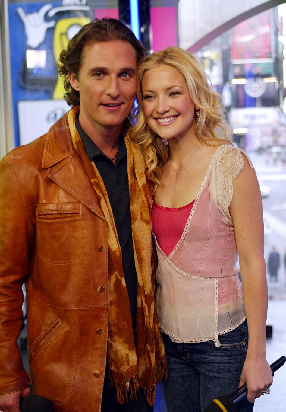 Мэттью МакКонахи и Кейт Хадсон позируют с микрофонами.