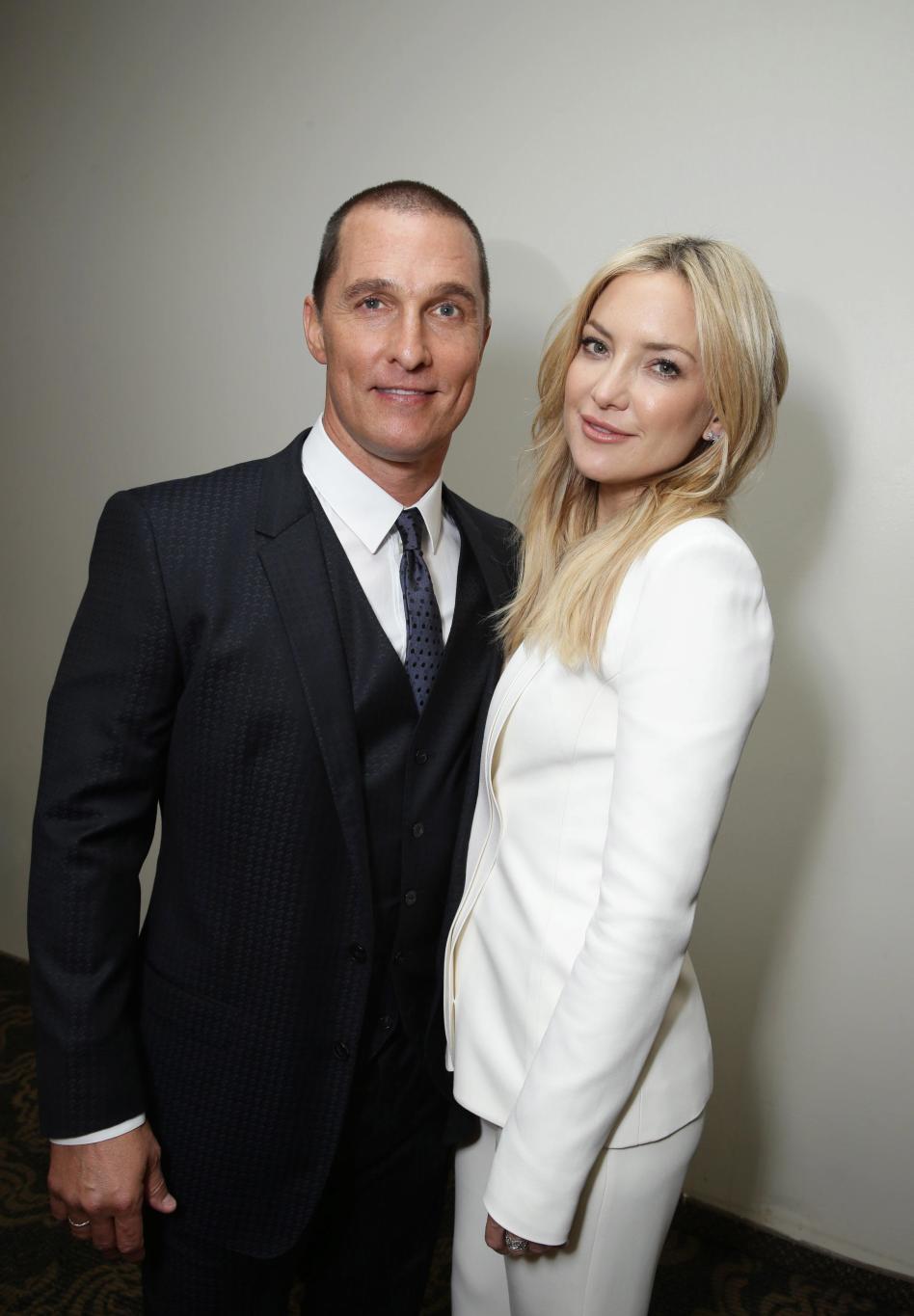 Мэттью МакКонахи и Кейт Хадсон в элегантных нарядах позируют на церемонии награждения в честь Риз Уизерспун.