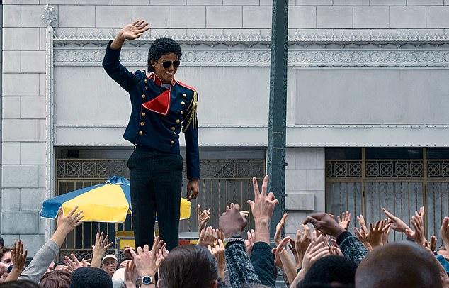 Фильм удалил упоминания обвинений в насилии над детьми, с которыми Джексон столкнулся при жизни.