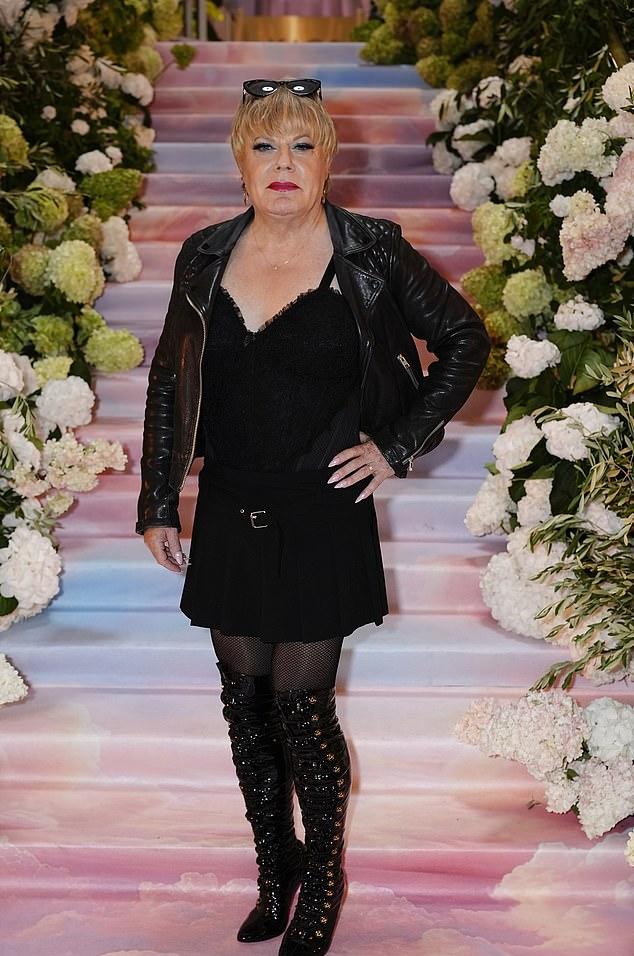 Сьюзи хочет детей, но, несмотря на отсутствие близких, больше не испытывает сильных душевных терзаний.