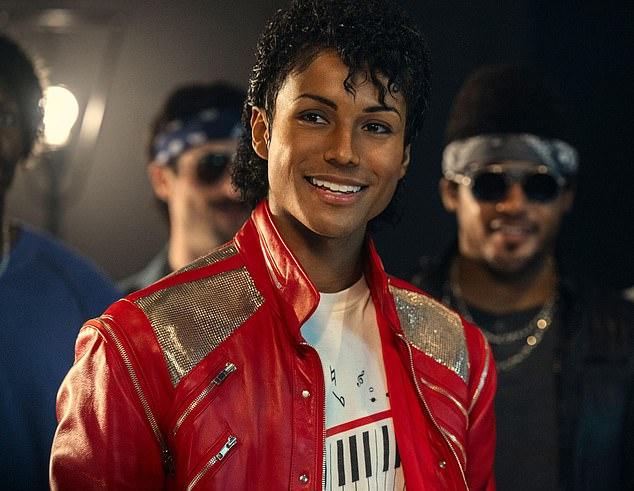 Биографический фильм о Майкле Джексоне получил разгромные рецензии: критики осудили игнорирование обвинений в насилии.