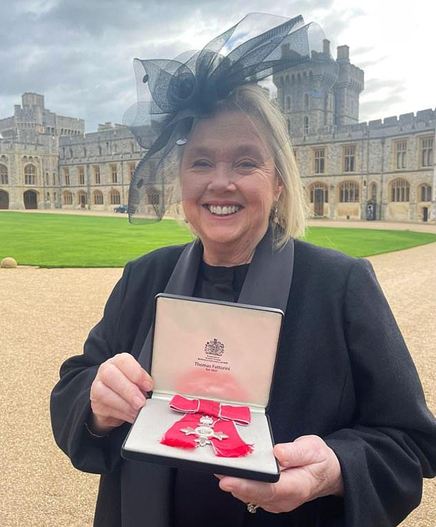 Полин с гордостью получила MBE в Виндзорском замке в феврале 2023 года, это было ее последнее публичное появление.