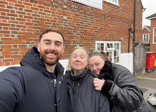 Актер, снявшийся с Полин в возрождении "Birds Of A Feather", восхищается своей "лучшей подругой".