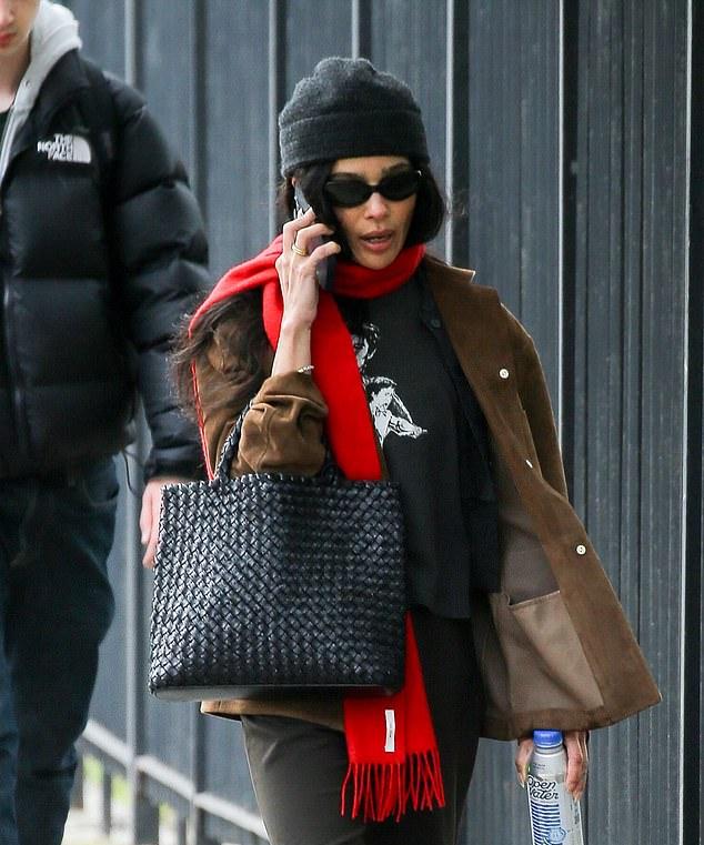 Зои Кравиц, как сообщается, обручилась с Гарри Стайлсом после восьми месяцев отношений.