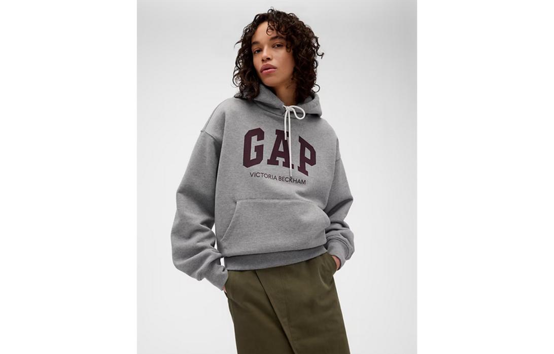 Женщина в сером худи Gap x Victoria Beckham.