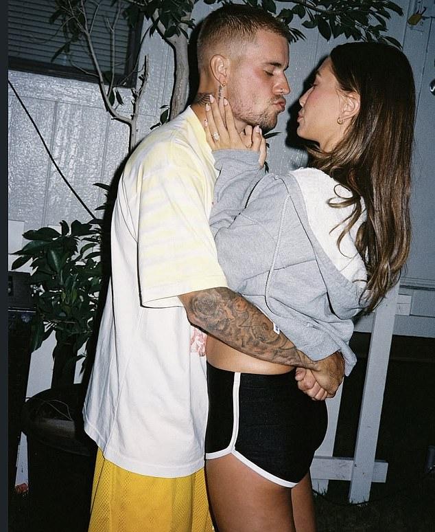 Джастин выкрикнул "Хейли, дорогая, аллилуйя!" на концерте, посвятив песню жене.