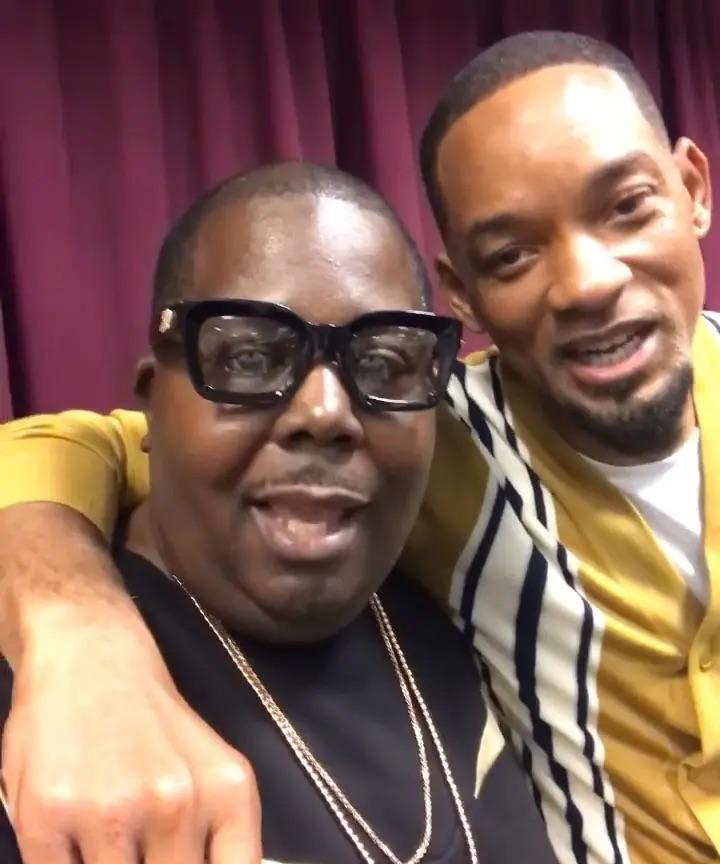 Билал Салам и Уилл Смит улыбаются.