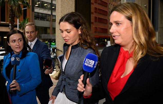 MacInnes утверждает: после подачи иска против Wilson в сентябре 2025 года, её Snapchat взломали, а Facebook пытались атаковать.