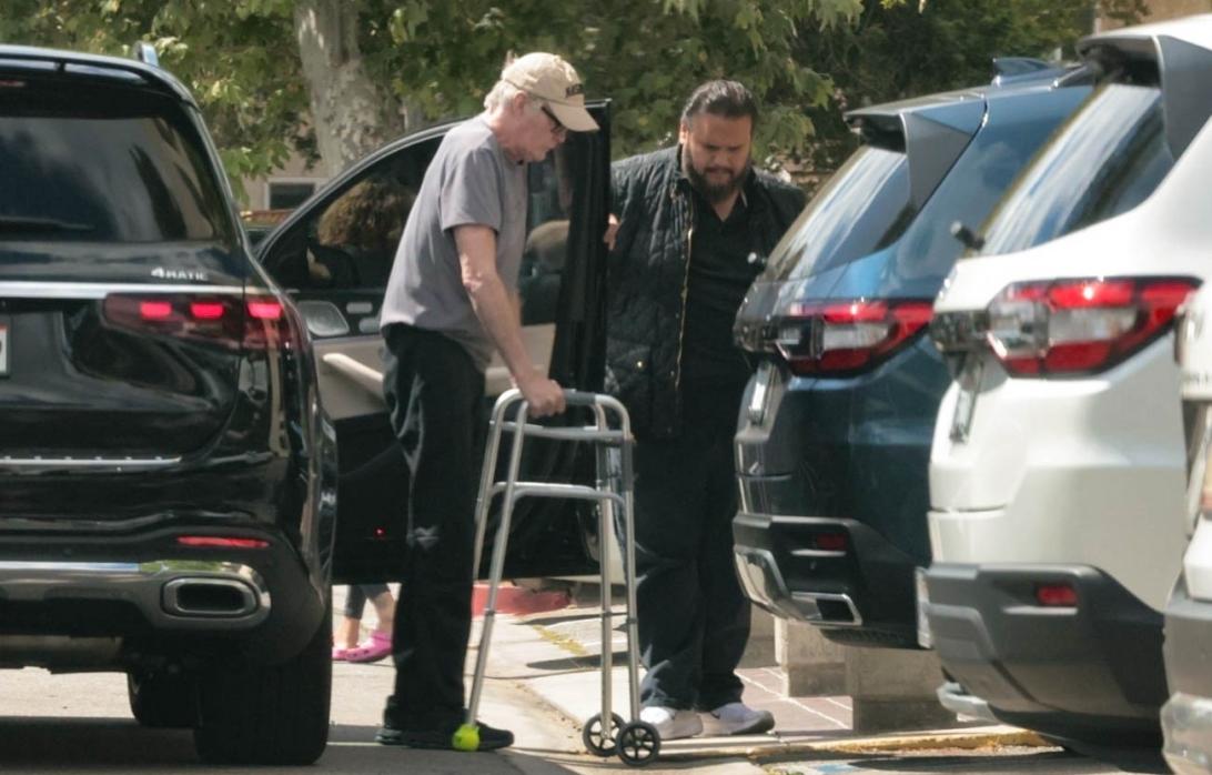 Дэвид Хассельхофф воспользовался ходунками во время редкого выхода в свет с женой Хейли Робертс в районе Уэст-Хиллз Лос-Анджелеса