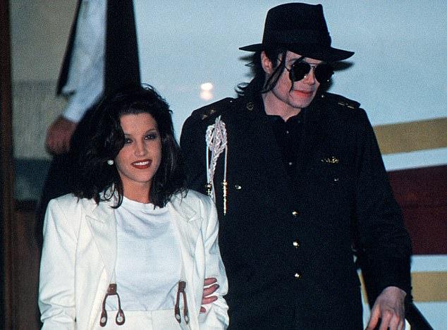 Пресли испугалась ошибки, узнав, что Джексону 35, а он девственник (Будапешт, август 1993).