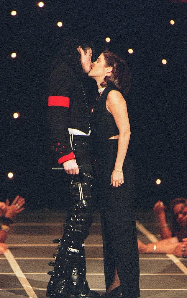 В Лас-Вегасе в 1994 году Майкл признался ей в любви. В мае того же года они поженились, вскоре после ее развода.