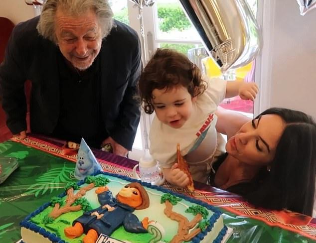 Легенда "Крестного отца" также воспитывает сына Романа (3 года) с режиссером Нуром Альфалла.