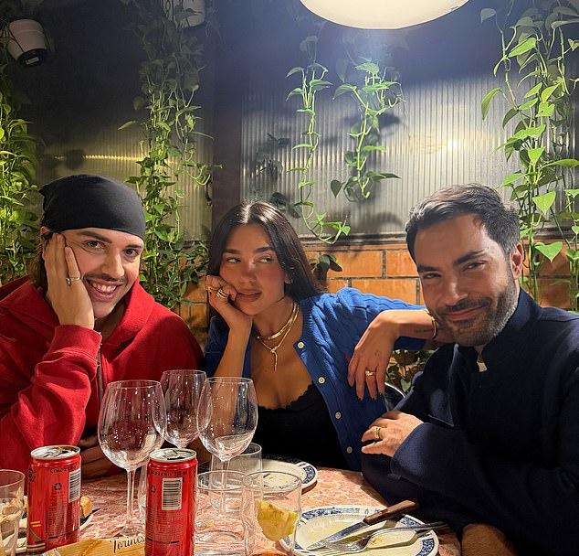 Дуа Липа в субботу блистала в Instagram, делясь снимками из ночных выходов с друзьями.